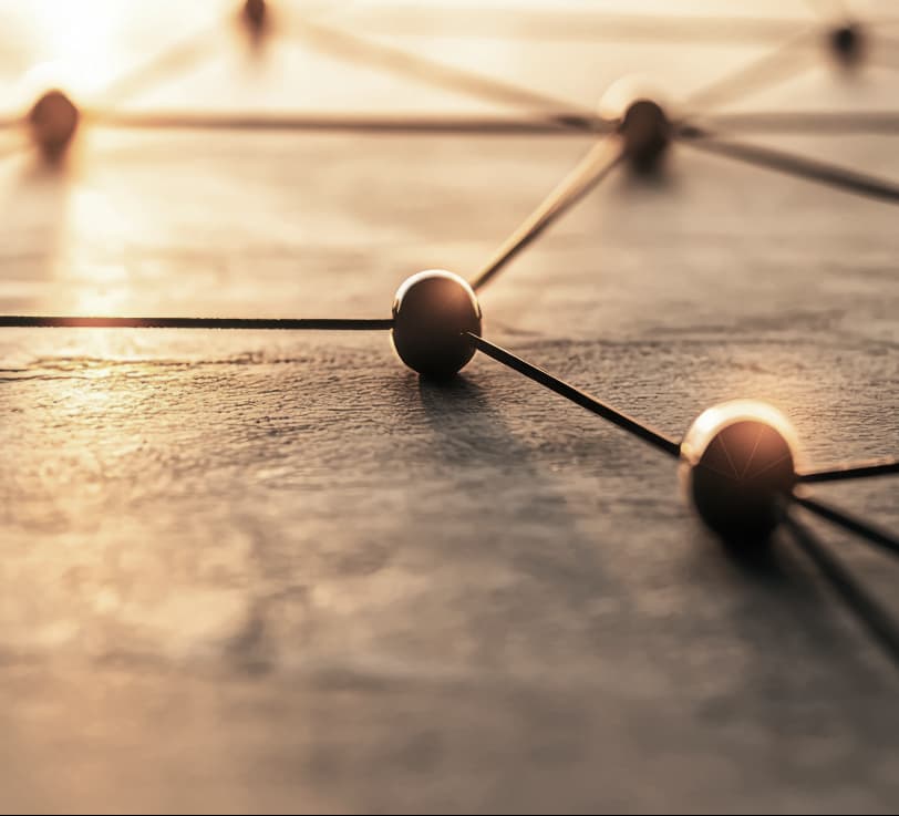 Engranajes y maquinaria representando servicios de IA