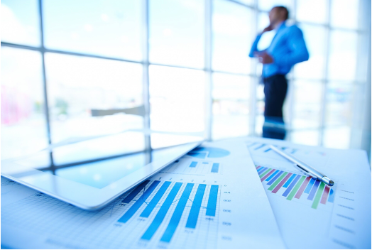 Papeles en ventana de desktop representando el valor de IA