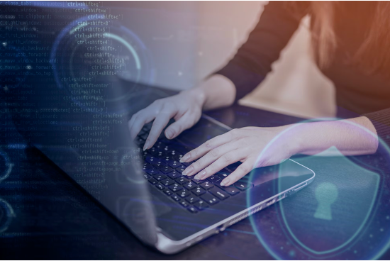 Escudo con laptop escribiendo representando la gobernanza y seguridad de IA