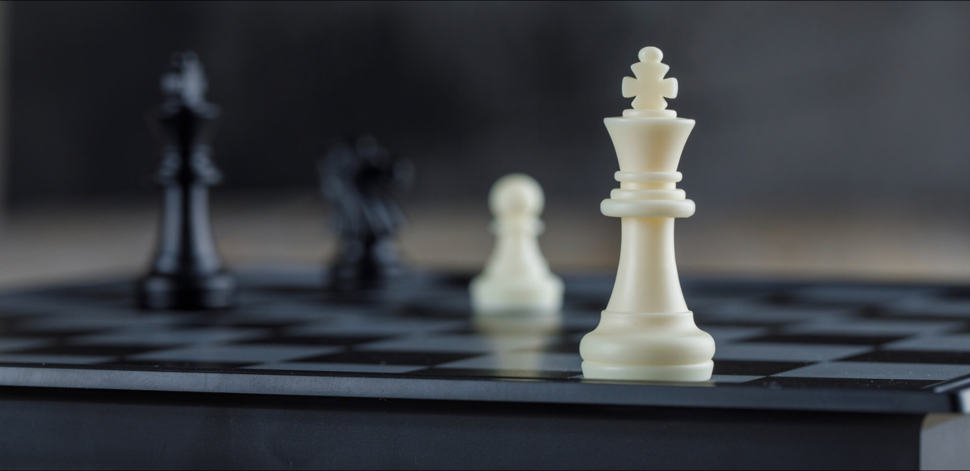 Ajedrez en blanco y negro representando la estrategia de IA