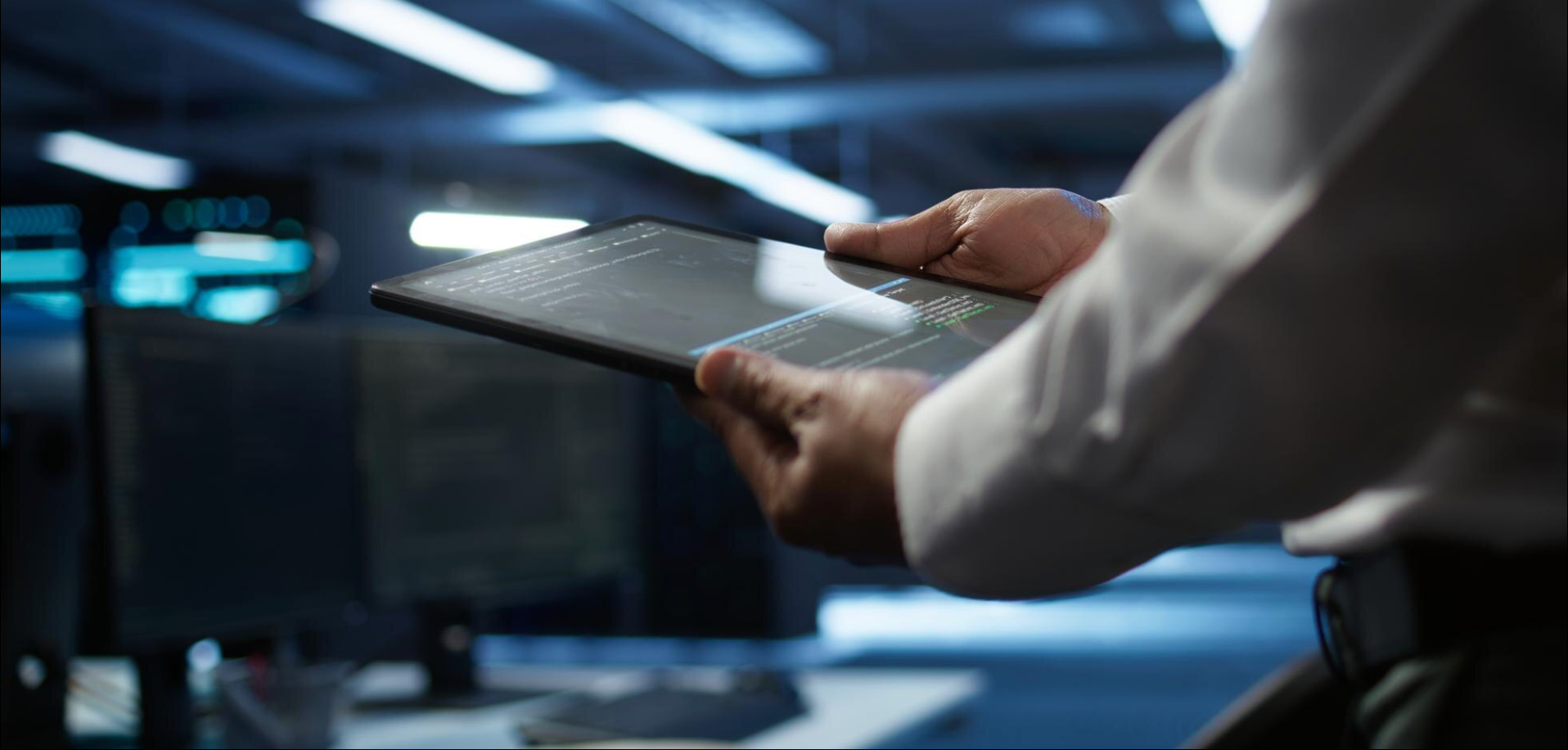 Persona sosteniendo tablet en oficina representando la gobernanza y seguridad de IA