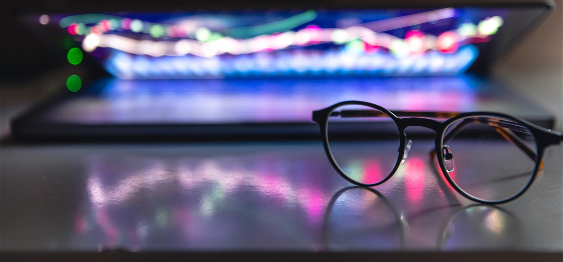 Laptop con anteojos representando el valor de IA